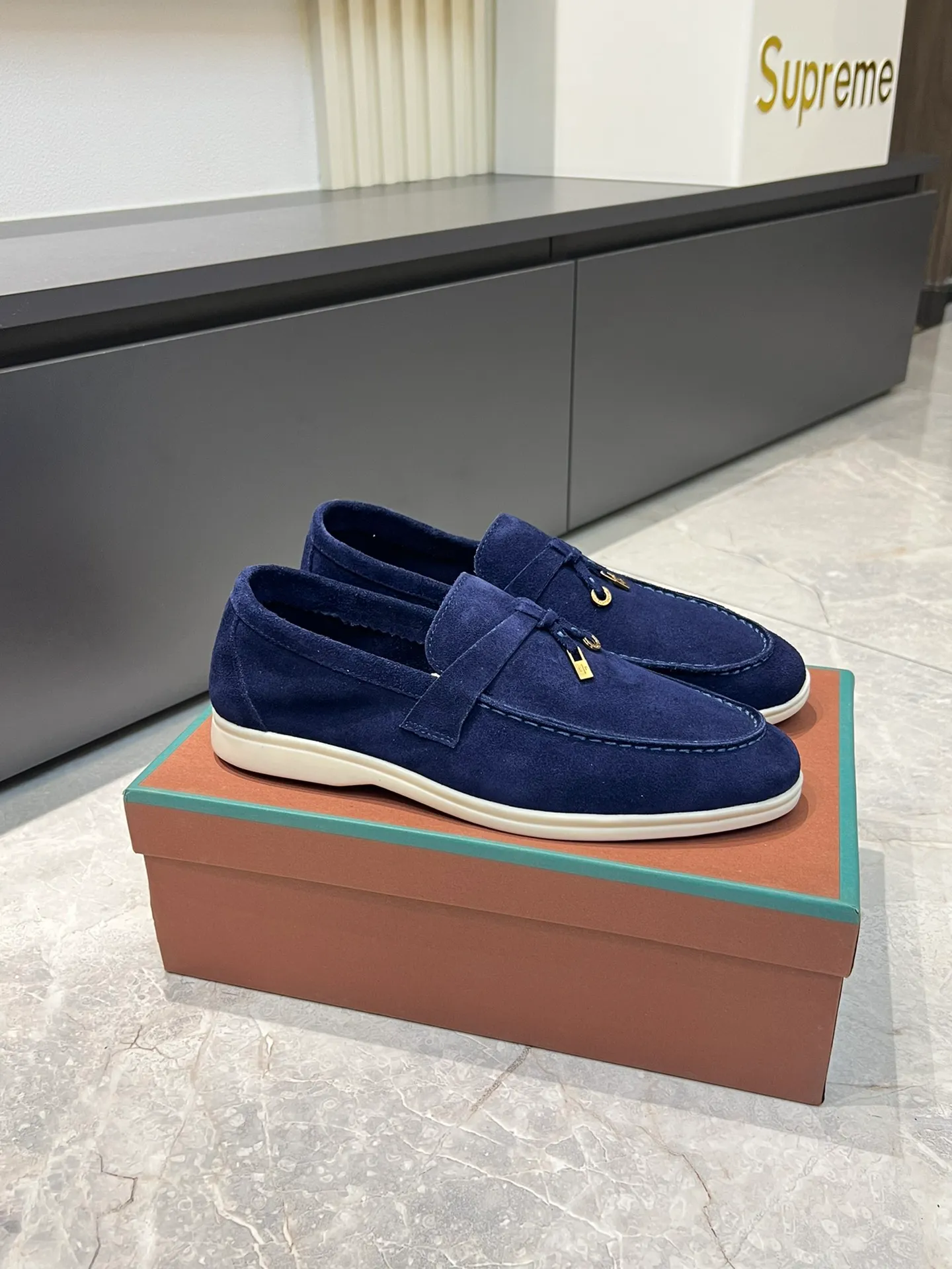 Men's shoes 💰p360 "Loro men's shoes 💰pian'*" Classic L men's shoes for couples 💰p Top version British flat loafers, a must-have item in old money style, the minimalist design is eye-catching and durable, a plus point for dressing The soft foot feel and texture are outstanding. They don’t scratch your feet and are very nice. They are matched with soft and waxy soles. They can be worn daily for a long time without getting tired. They are easy to wear, versatile and classic items, with perfect foot feel and texture! Imported cashmere fabric, the lining is made of imported A-grade water-dyed cow lining, the top version of the genuine leather midsole is sewn with pure handmade mark thread! Size: Female 35-40 (34. Customized) Male 38-44 (45.46. Customized)